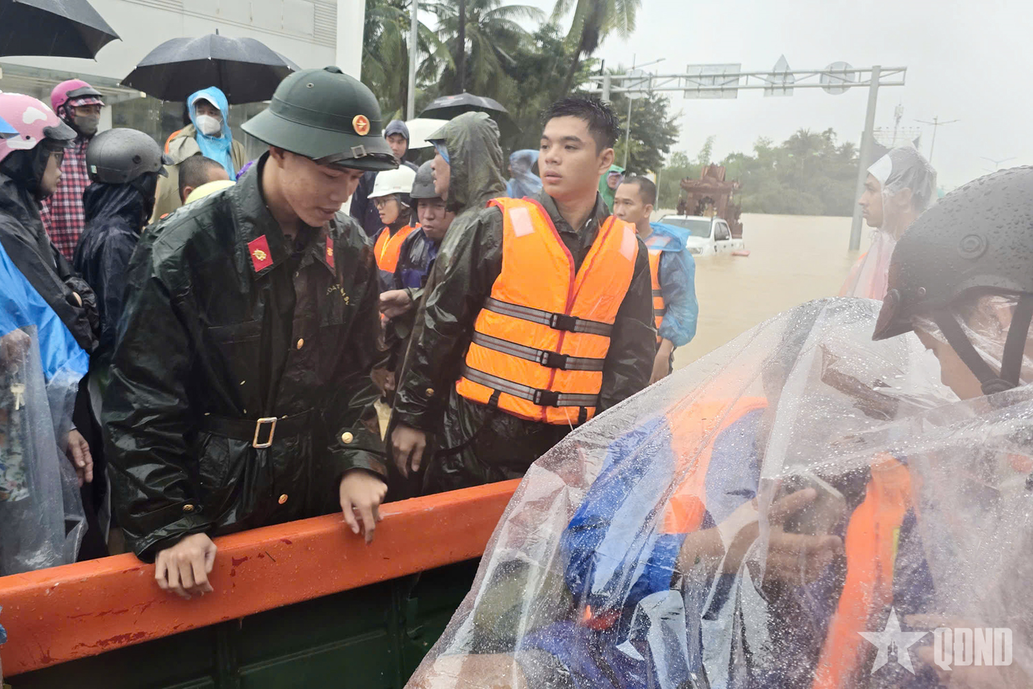 Quân đội huy động tối đa lực lượng ứng cứu tại Khánh Hòa